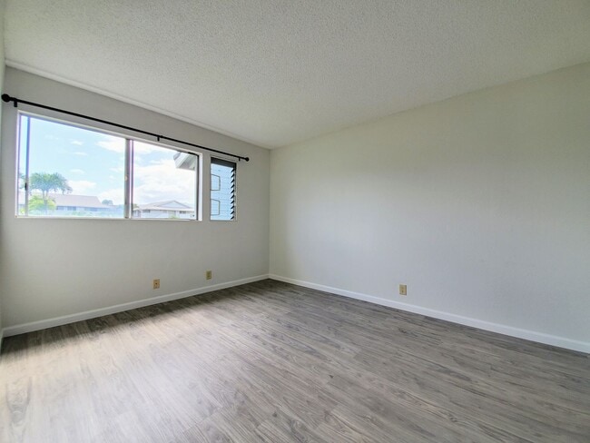 Building Photo - Rarely available! Upgraded ground floor 2b...