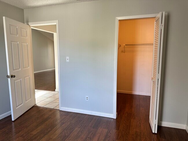 Building Photo - 5429 Vineland Rd