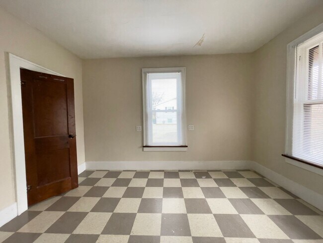 Building Photo - PRELEASING for AUGUST! Close to Campus