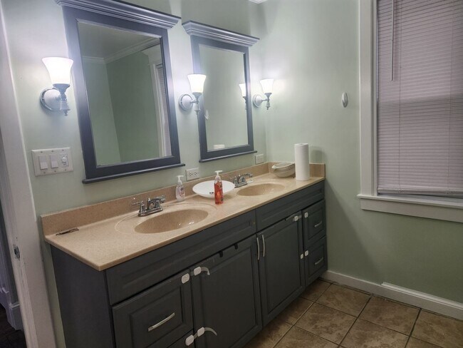 Building Photo - Beautiful 3 Br in Altoona