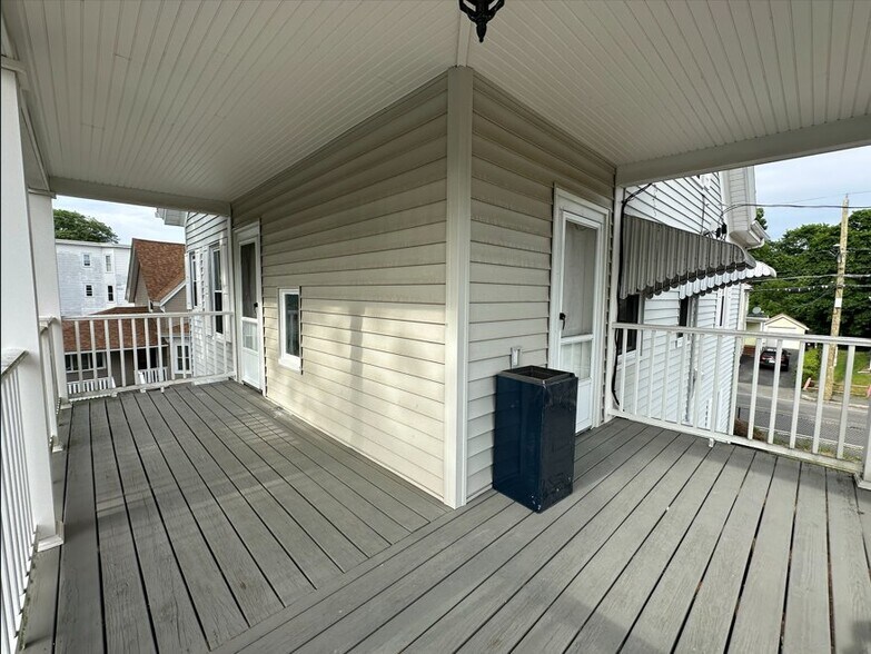 Building Photo - 397 Ash St