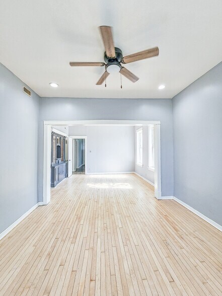 Building Photo - 3228 W Beach Ave