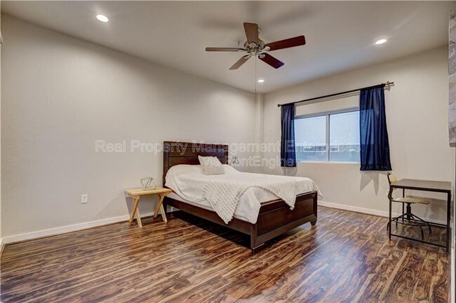 Building Photo - 1 NE 2nd St