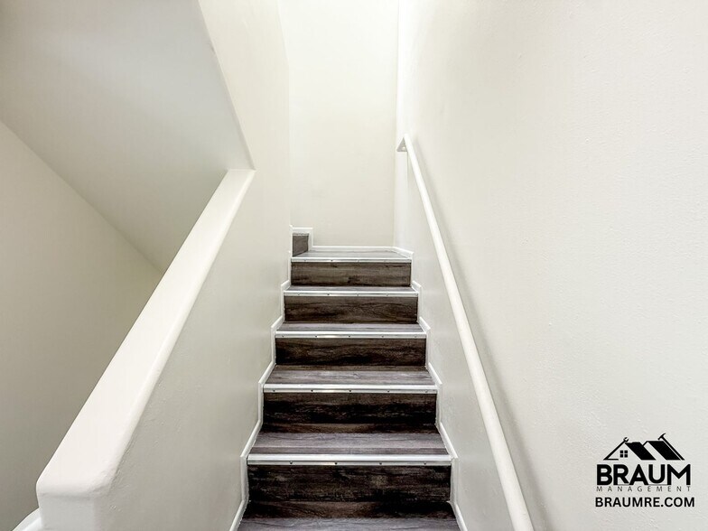 Building Photo - 11035 Moorpark St