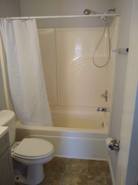 Bathroom - 1411 Daniel St