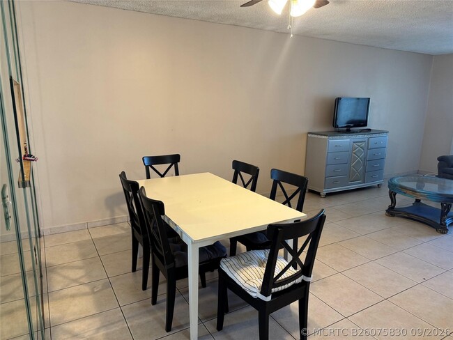 Building Photo - 2860 Somerset Dr