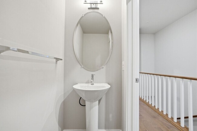 Building Photo - Georgia Row Townhome | 2 Bed | 2.5 Bath | 1,400 Sf | Juliet Balcony | 1 Assigned Parking Space