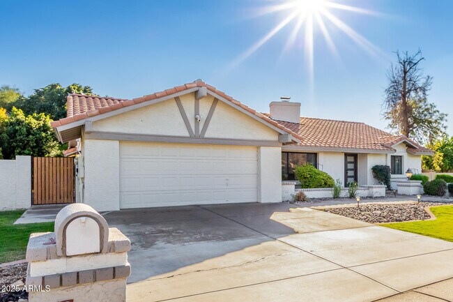 Building Photo - 687 E Park Ave