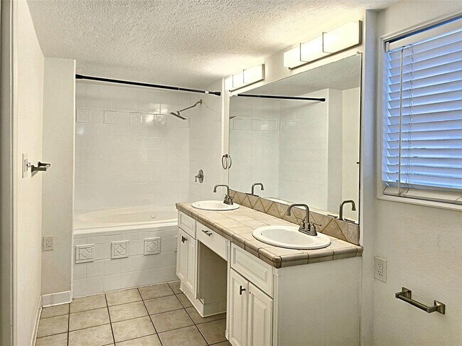 Building Photo - 4414 Gardendale Dr