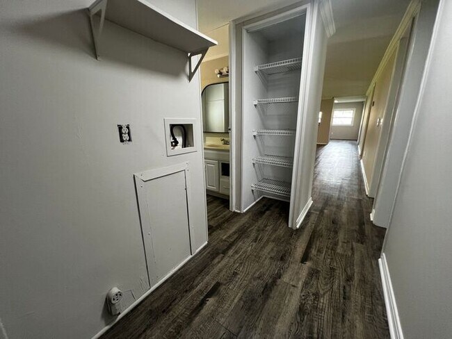 Building Photo - Spacious 4 Bedroom 3 Bathroom Home Located...