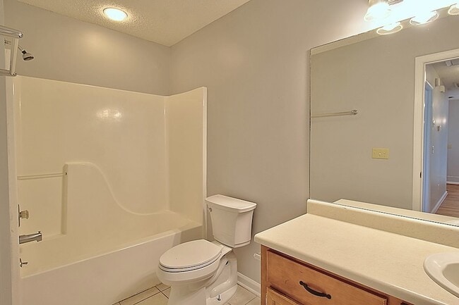 Building Photo - 210 Easy St