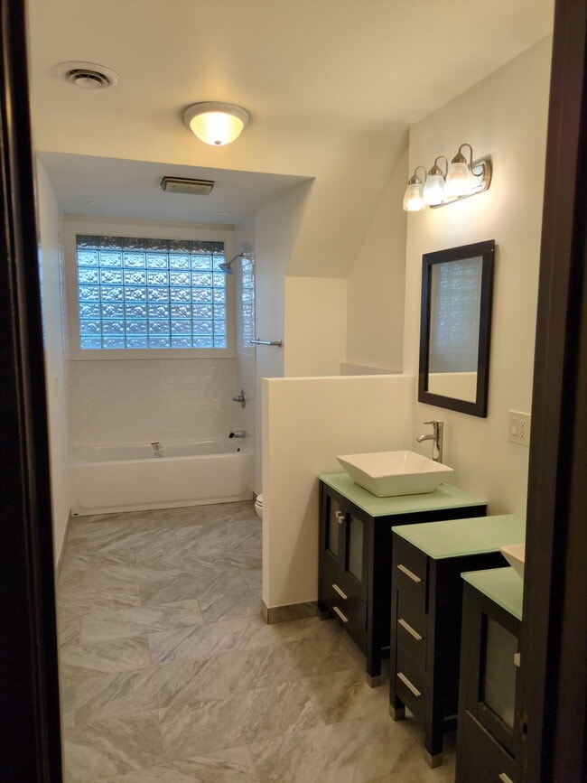 Building Photo - 420 N Pine Ave