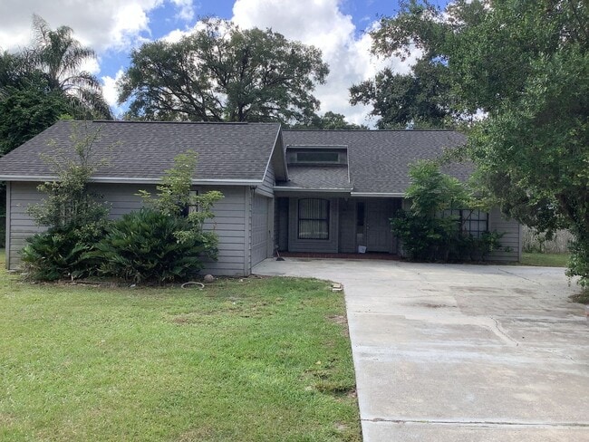 Building Photo - Three Bedroom Two Bath Home in N Lakeland