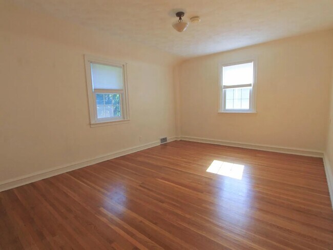 Building Photo - 233 Forrest Ave