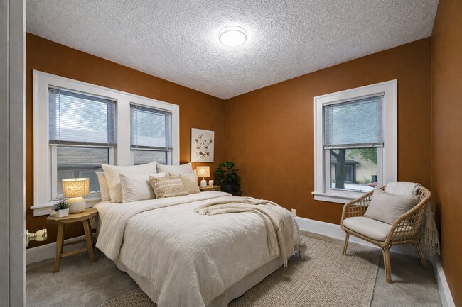 Building Photo - 6 Bedroom House Available Near Concordia University!