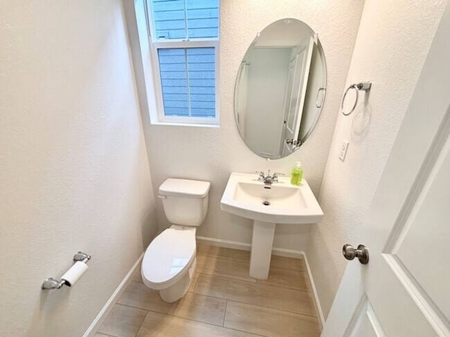 Building Photo - December FREE If Lease Starts By Nov. 15!!