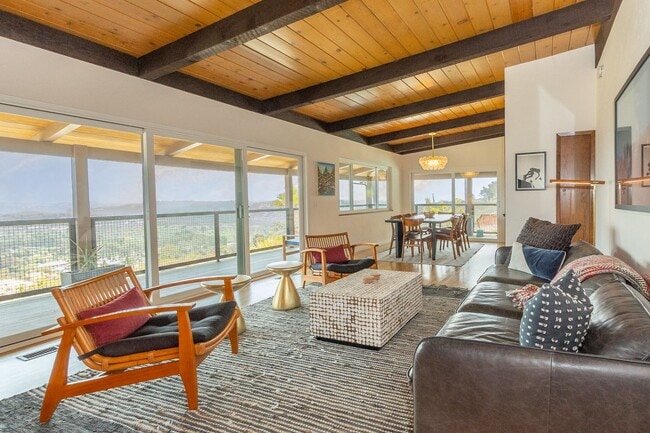 Building Photo - Spectacular Furnished 4 Bedroom/ 3 Bath Mid-Century Modern Retreat in Encinitas