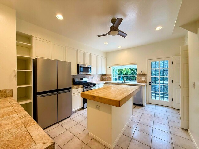 Building Photo - Welcome to This Charming 3BR/2BA Ocean Beach Coastal Home