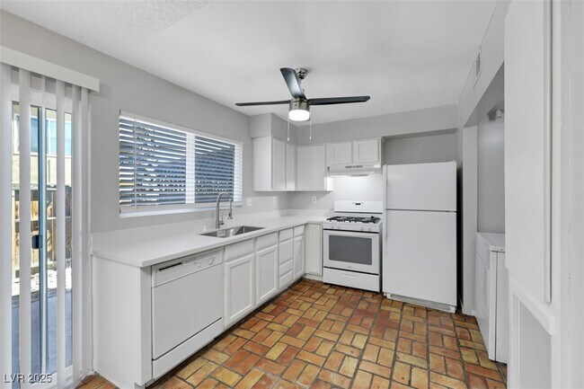 Building Photo - 1520 Hialeah Dr