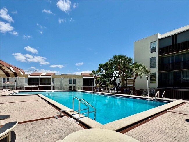 Building Photo - 8810 Fontainebleau Blvd