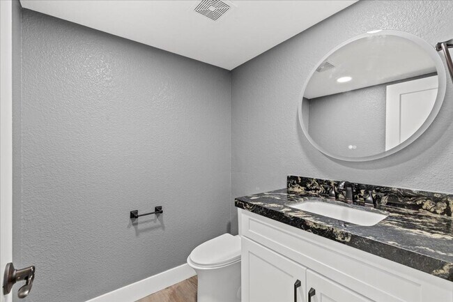 Building Photo - Contemporary 4bd Home with Expansive Spaces and Designer Details
