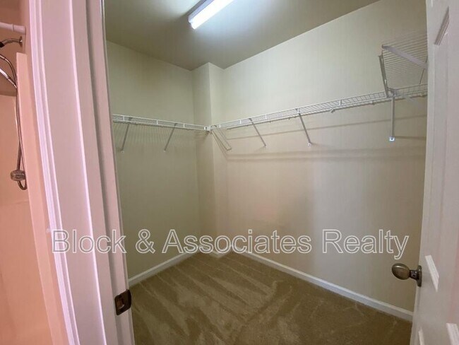 Building Photo - 10132 Blackwell Dr