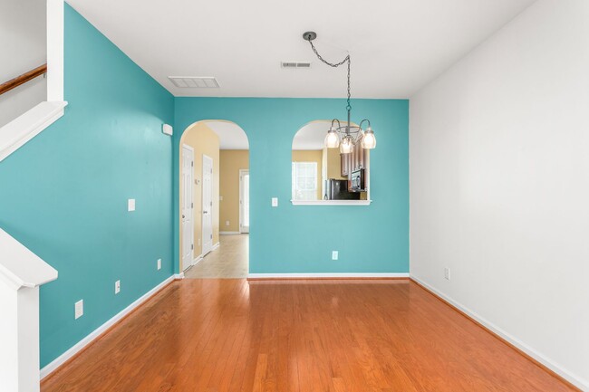 Building Photo - **Charming 2/2.5 Burlington Townhome**
