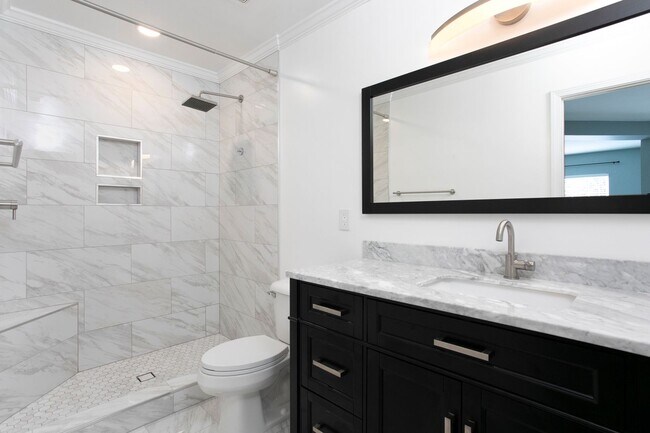 Building Photo - Gorgeous 2 Bedroom Townhome In Great West ...