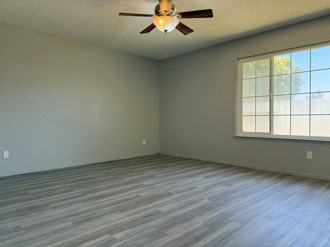 Building Photo - 3 bedroom/2 bathroom home AVAILABLE NOW!!!!