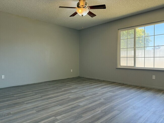 Building Photo - Move in special, Half off first month's re...