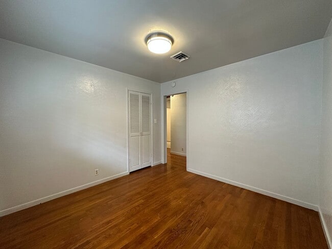 Building Photo - Great Location near McKinley Park!