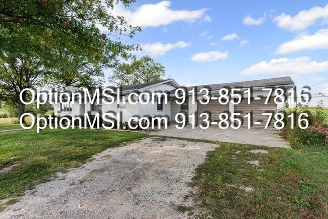 Building Photo - Spacious and move in ready!