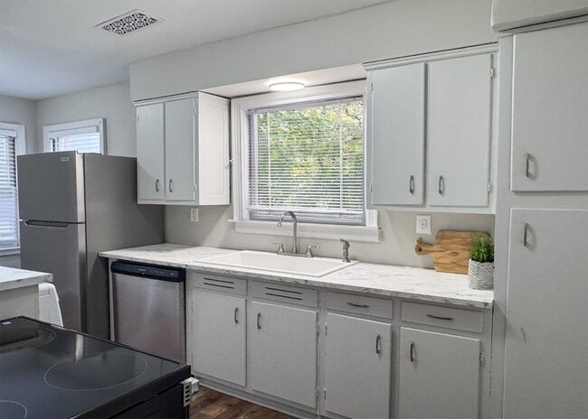 Building Photo - 599 Estridge Dr