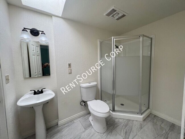 Building Photo - 808 Arville Ave