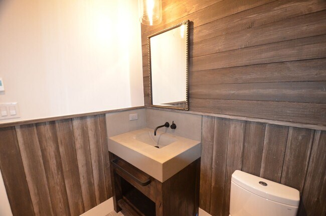 Building Photo - 300 Washington Rd