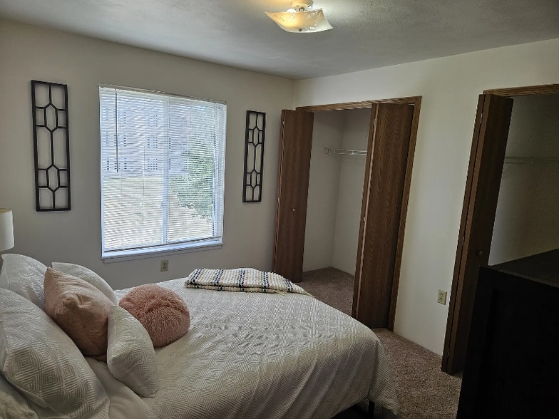 Building Photo - 100 Raleigh Ct