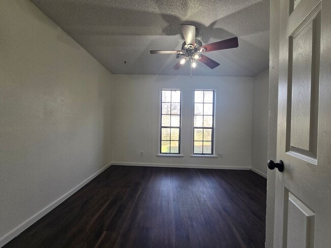 Building Photo - 3 Bed 1 Bath Home in Shawnee