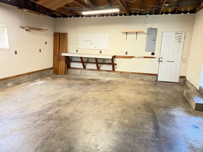 Building Photo - Discover this 3-bedroom 2-bathroom house in a great neighborhood!