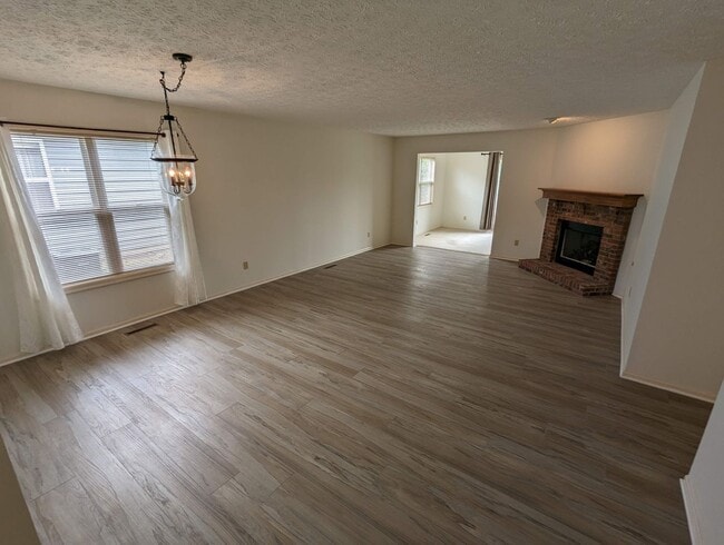 Building Photo - Spacious 3-Bedroom Ranch with Private Mast...