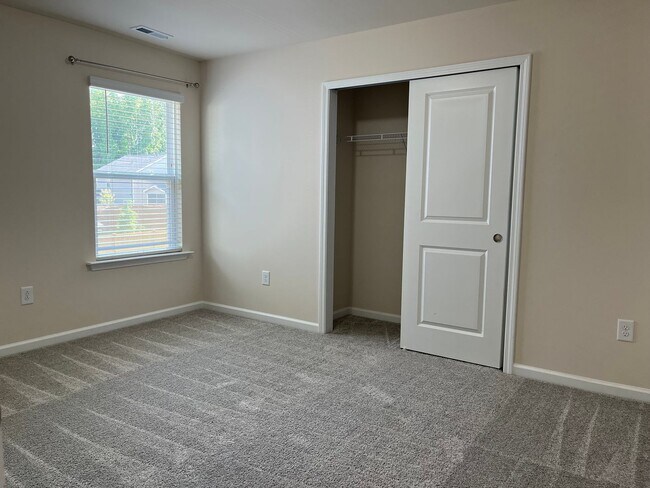 Building Photo - AMAZING LOCATION, Fantastic 4 Bed Home, In...