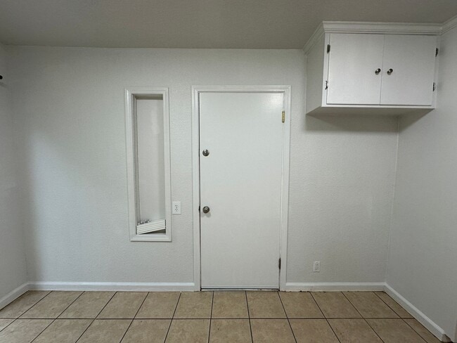 Building Photo - Updated & Charming 3 Bedroom Home with Fan...