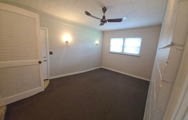 Building Photo - 712 Newport Dr
