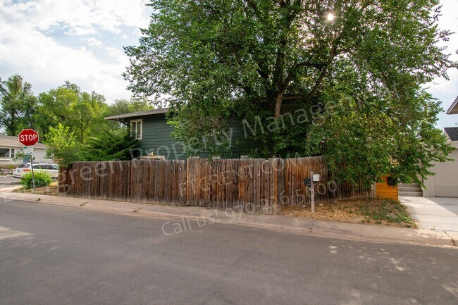 Building Photo - Updated Garden Level Apartment in Central ...