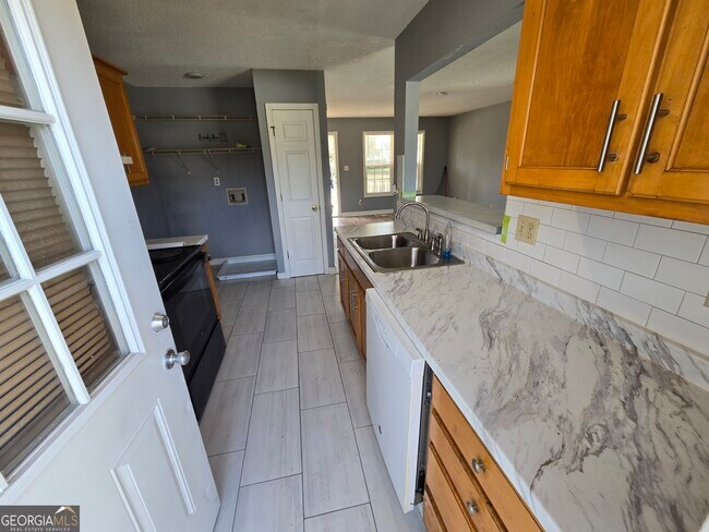 Building Photo - 629 Hanson St