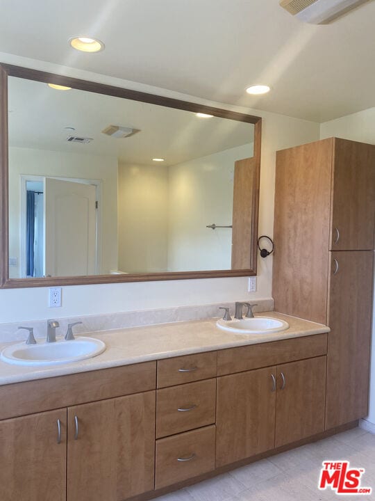 Building Photo - 1862 S Bentley Ave