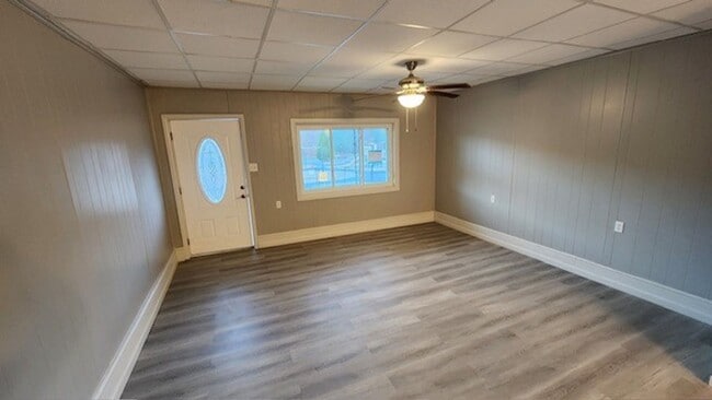 Building Photo - 3 bedroom 1 bathroom