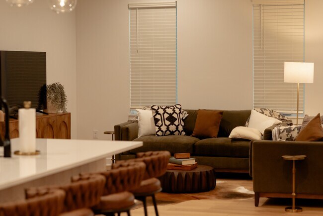 Building Photo - 1204 SW Franklin Dr