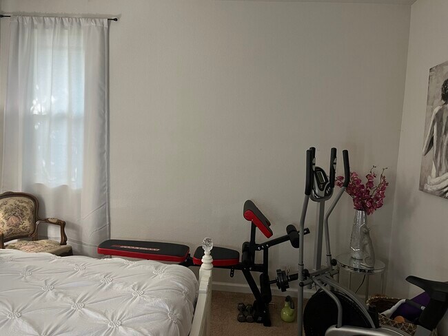 Building Photo - 1432 S Hart Dr