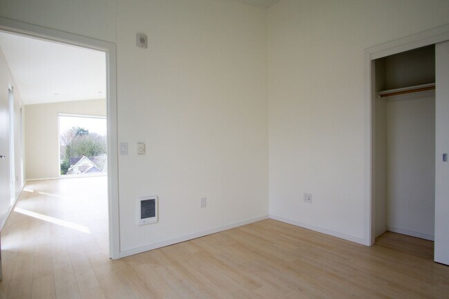Building Photo - Modern Top Floor Corner Apt w/ W/D, A/C, & DW!
