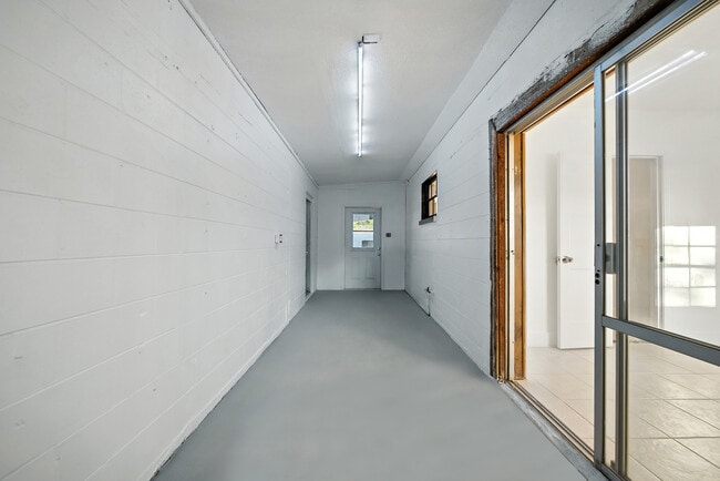 Building Photo - 4613 W Fair Oaks Ave